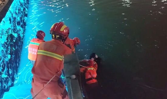 湖北<em>咸宁</em>：-1℃低温下消防员跳入河中 救起落水男孩