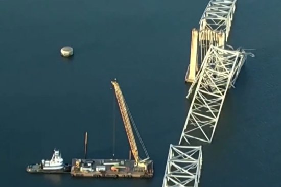 美国被撞大桥事故现场：<em>起重机</em>已就位 将于30日吊起水中桥体