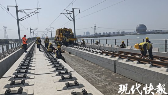 沪苏湖高铁江苏段铺轨完成，预计年底具备运营条件