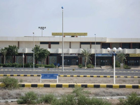 胡塞武装称也门荷台达机场遭美英袭击