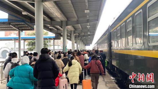 春运客流迎高峰 国铁集团郑州局预计发送旅客79.1万人次