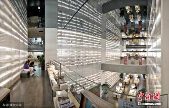 西安书店超大透明书墙围成<em>梦幻空间</em> 读者如入“黄金屋”