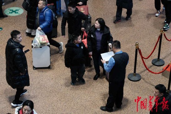春运中的北京西站：低温冰雪冻雨导致列车晚点 铁路<em>部门应急</em>维护...