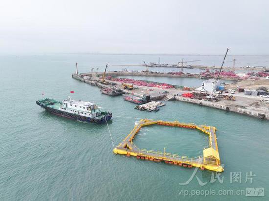 江苏连云港：国家级海洋牧场示范区大型网箱投放