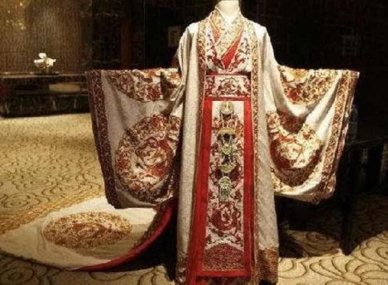 北京一老太太自称祖宗当过皇帝，拿出玉玺为证，还有一件龙袍
