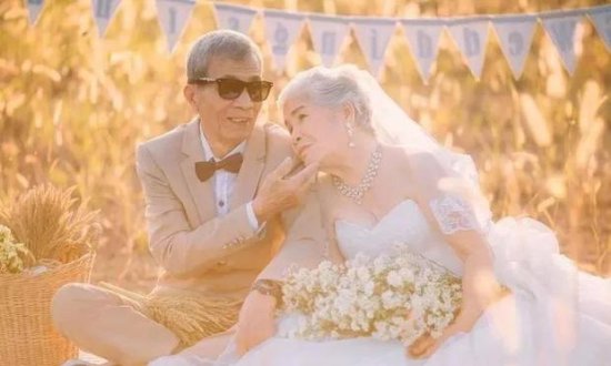 80岁老夫妻拍婚纱照，画面超虐狗