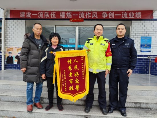湖南绥宁：游客滞留高速服务区 高速民警及时救助