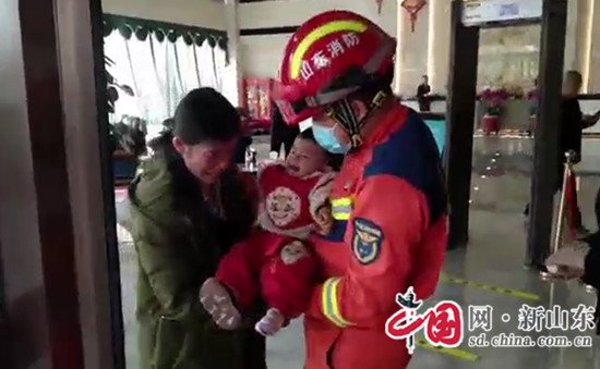 滨州：一幼童脚<em>卡</em>酒店旋转门 消防员紧急救援