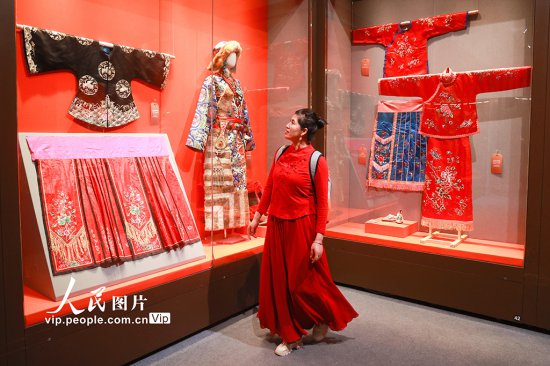33个民族传统<em>女性服饰</em>亮相中国园林博物馆