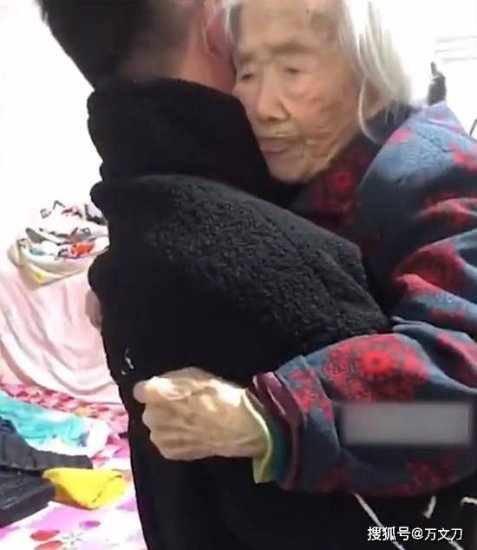 辽宁105岁老人害怕求抱抱，晚辈轮流像抱孩子般抱起，边哄边轻...