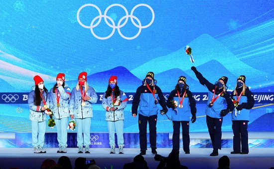 越野滑雪——女子4×5公里接力奖牌颁发仪式