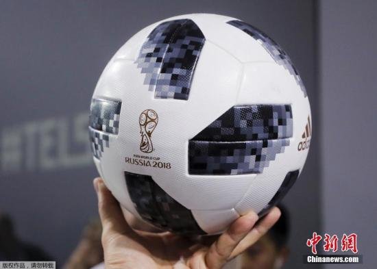 <em>俄罗斯世界杯用球</em>“电视之星”问世 复古经典+内置芯片