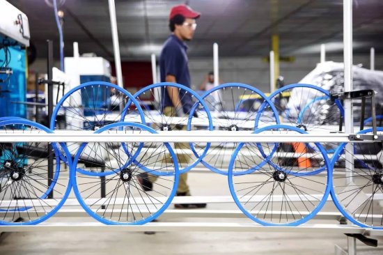 挑战“中国制造”，美国人要自己生产自行车，结果尴尬地发现...