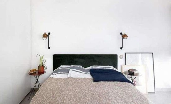 84平现代风二居室简单纯粹，将一面落地镜和绿色植物搬进卧室内