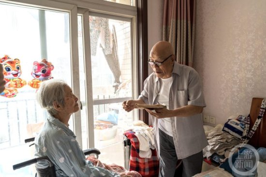 95岁爷爷照顾病妻二十载：“我就是你的腿……我能走，你就能动...