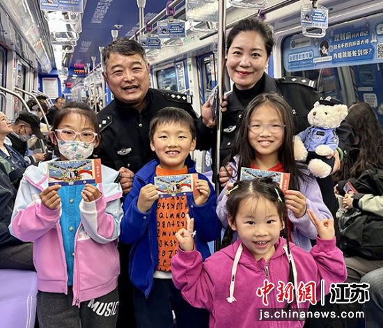 南京地铁公安开展春日反诈宣传活动