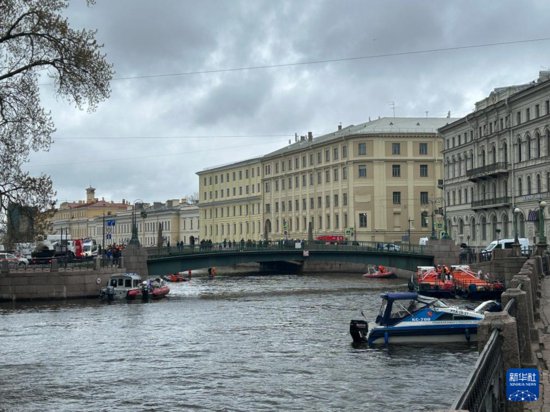 俄罗斯<em>圣彼得堡</em>一公共汽车坠河至少4人死亡