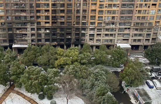 再探南京“2·23火灾”小区：架空层还停着许多电瓶车，居民称曾...