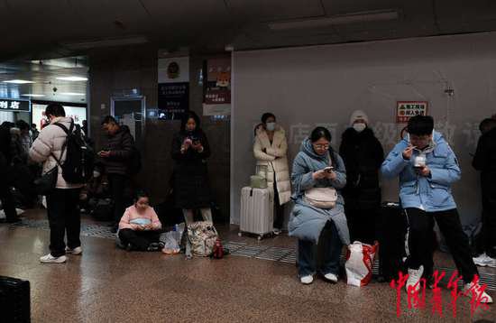 春运中的北京西站：<em>低温</em>冰雪冻雨导致列车晚点 铁路部门应急维护...