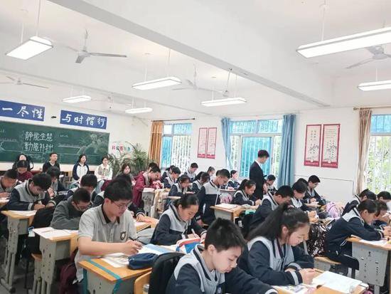 重庆科学城石板中学校迎接区级集体视导