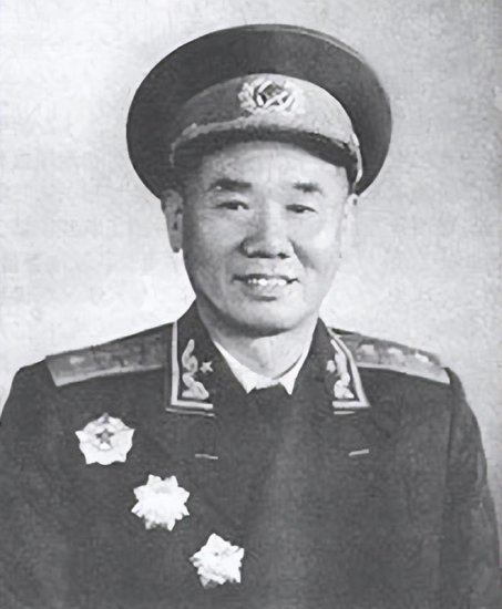 1967年，周总理给詹才芳打电话，指示：保护华国锋，火速回京