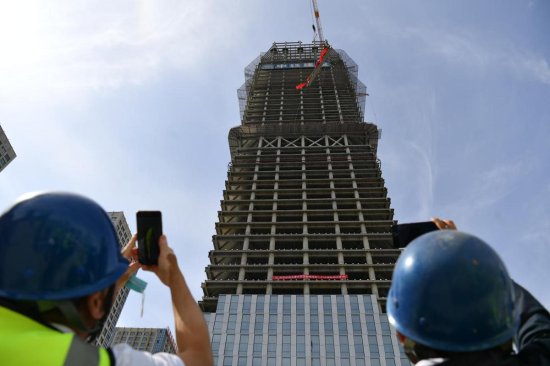 251米！ 新疆宝能城项目建筑单体实现主体封顶