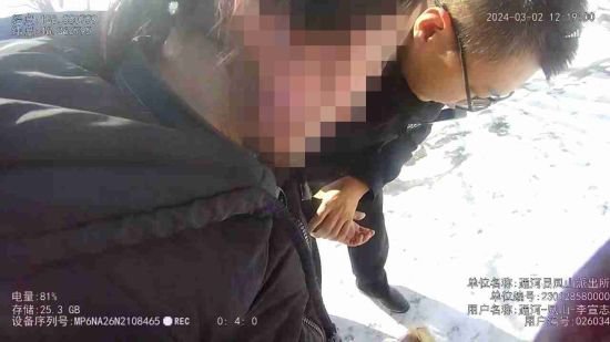 女子醉酒躺在雪地上 巡逻民警发现及时救助
