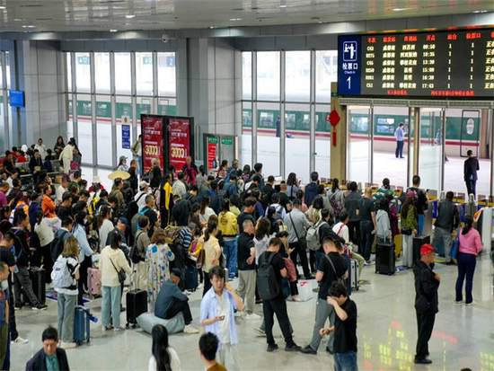 “五一”期间，<em>成都</em>铁路局增开多趟旅客列车