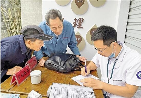 记者在新昌县城南乡赶集，这个服务集市解决了村民很多生活小...