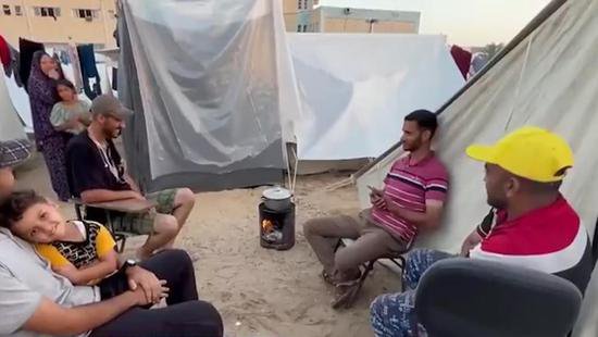 物资匮乏、卫生堪忧，加沙民众挤在<em>海滩</em>的简易帐篷里<em>避难</em>