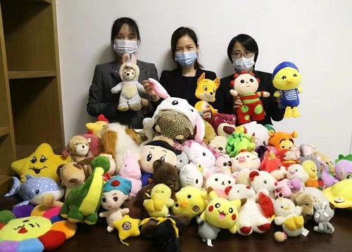 <em>福州泰禾</em>凯宾斯基酒店员工向乡村孩子送毛绒娃娃