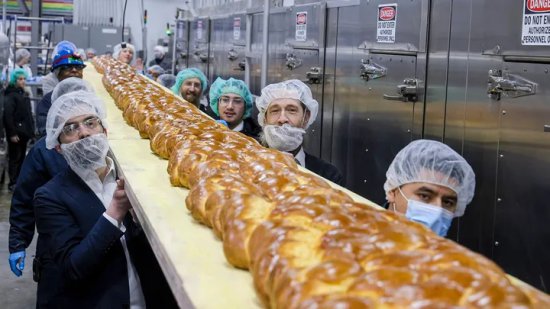 美国犹太组织烘烤制10米长哈拉<em>面包</em> 有望创造新的世界纪录