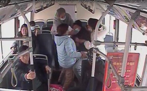济南公交车秒变“救护车” 火速送病人到医院