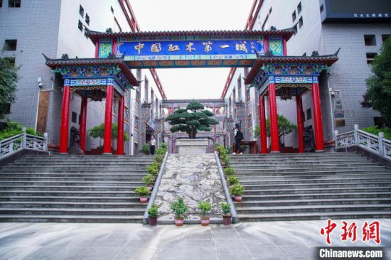 东盟媒体代表走进“中国红木第一城” 感受中国传统红木文化