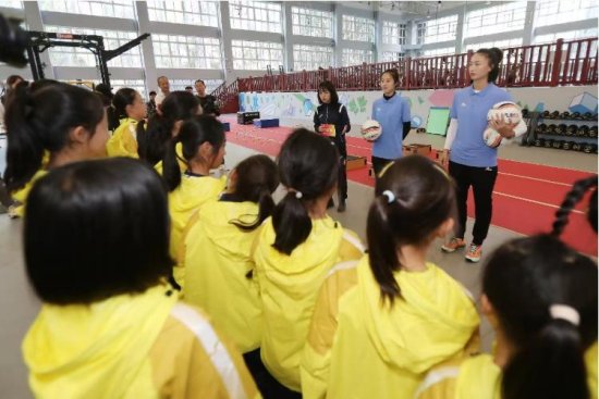足球少女走进中国女足球员训练生活，欢笑声就没有停过