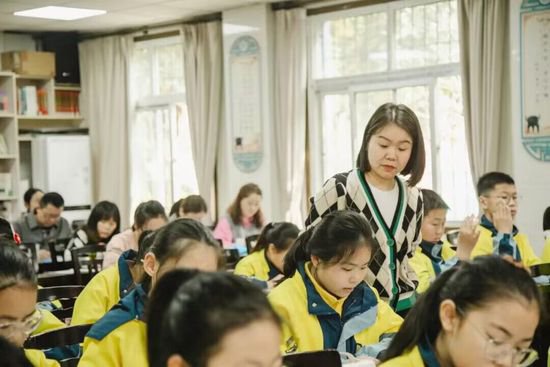 重庆科学城石板小学校举行语文骨干教师赛课活动