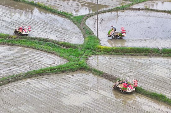江西莲花县：农机上山赋能早稻生产