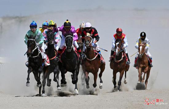 2024中国新疆马会库尔勒站演绎马背上的“速度与激情”