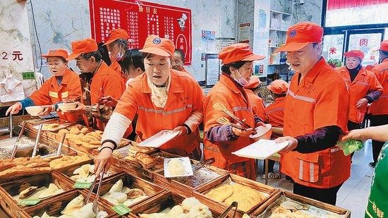 吴起县430名环卫工人吃上免费早餐