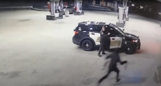 美国3名劫匪抢劫后发现警车守在店外 迅速<em>绕过</em>警察乘车逃跑
