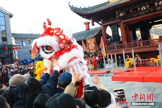 江西南昌：民众观看非遗民俗表演欢度中国年