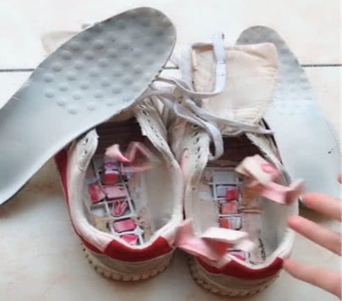 女子打扫卫生，发现一双破鞋，捡起来后却发现鞋里有宝贝，乐了
