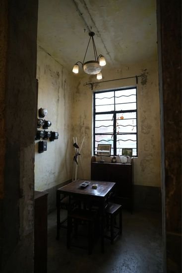 老厂房里藏着旧家具，老上海的旧时光被温柔保存