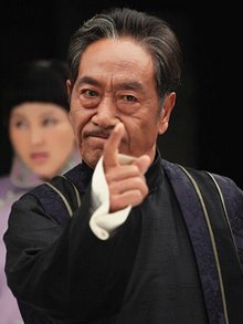 他是老戏骨演员<em>王奎荣</em>，二婚妻子至今成谜，今73岁仍不断演出