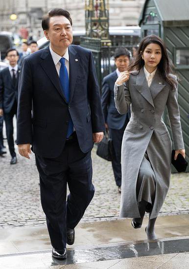 韩国总统尹锡悦为妻子收<em>名牌包</em>辩护 指“政治阴谋”
