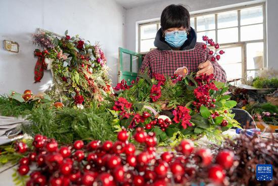 河北乐亭：绢花“绽放”助力农村妇女就业增收