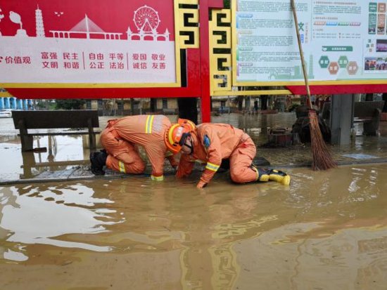 强降雨导致房屋被淹、人员被困！<em>江门消防</em>驰援清远救援温暖纪实