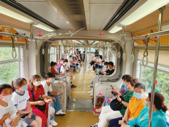 <em>重庆</em>“最火”轻轨站，游客都抢着来拍照，<em>重庆本地人</em>：不能理解
