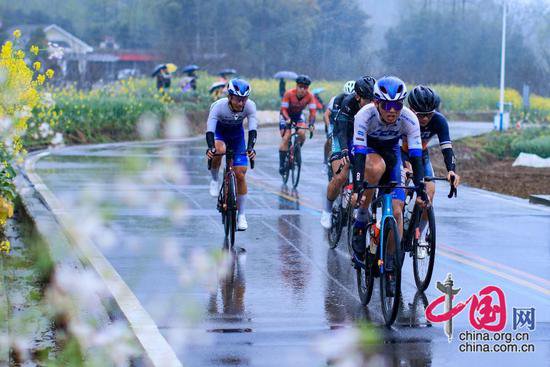 第七届中国·安州环山环湖自行车公开赛吸引千余名选手<em>雨中</em>竞技
