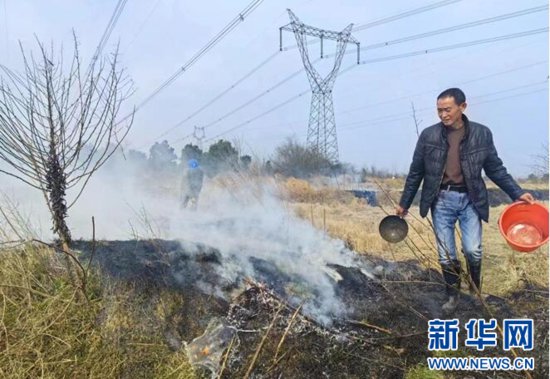 湖北荆州一处500千伏超高压输电线路线下火情被扑灭
